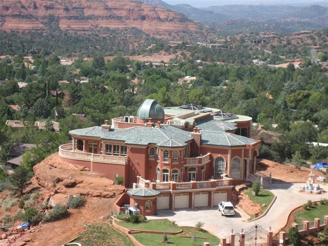 GIANT_house_near_the_chapel